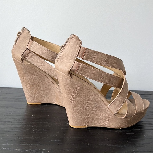 Chinese Laundry 5” Taupe Leather Wedge Sandal Heels - Picture 4 of 5